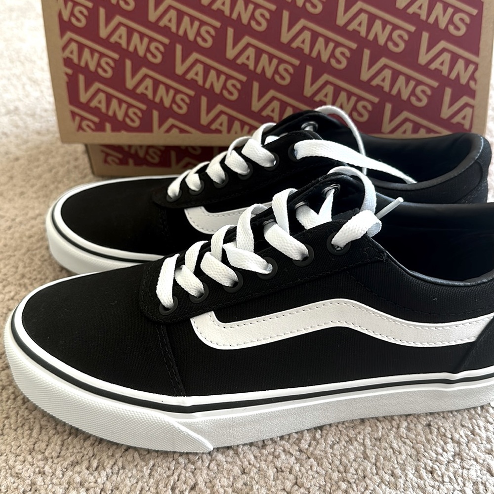BRAND NEW unworn women’s Vans Ward Women’s Classic Sneaker